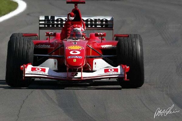 Sebastian Vettel au volant de la Ferrari de 2002 de Michael Schumacher lors de la démonstration à Monza.