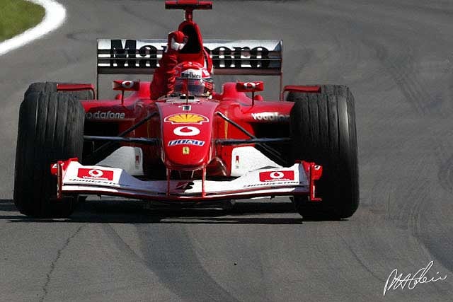 Sebastian Vettel au volant de la Ferrari de 2002 de Michael Schumacher lors de la démonstration à Monza.