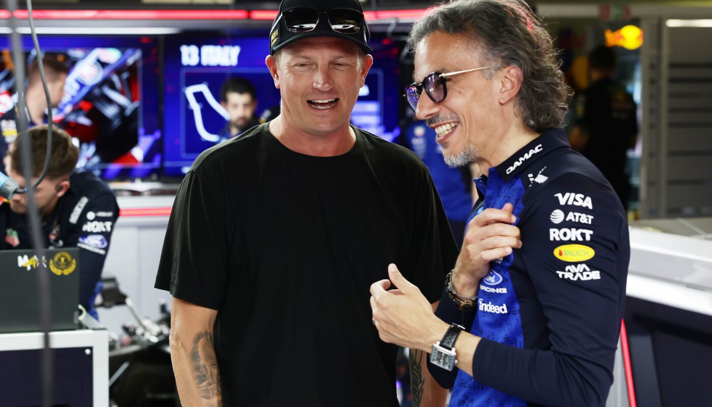 Robin Raikkonen assis dans la monoplace de Max Verstappen au sein du garage Red Bull à Monza.
