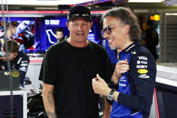 Robin Raikkonen assis dans la monoplace de Max Verstappen au sein du garage Red Bull à Monza.