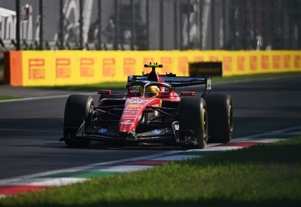 Lewis Hamilton et Charles Leclerc au volant de leurs Ferrari pendant le Grand Prix d’Italie à Monza.