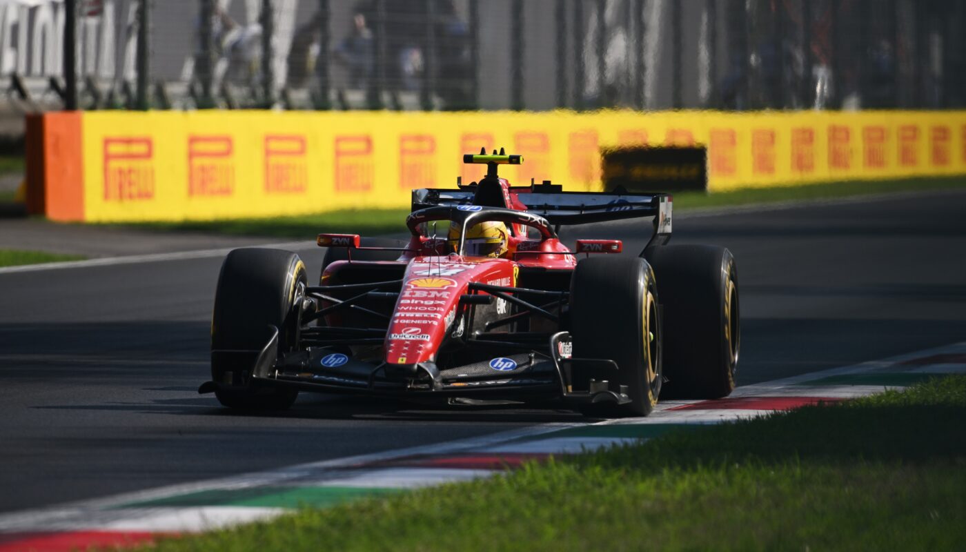 Lewis Hamilton et Charles Leclerc au volant de leurs Ferrari pendant le Grand Prix d’Italie à Monza.