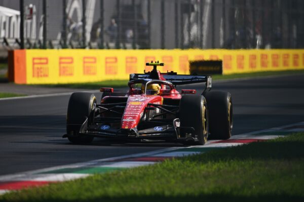 Lewis Hamilton et Charles Leclerc au volant de leurs Ferrari pendant le Grand Prix d’Italie à Monza.