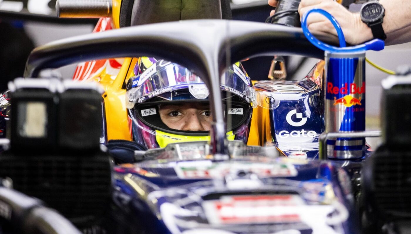 Isack Hadjar en combinaison Red Bull Racing dans le paddock de Formule 1.