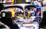Isack Hadjar en combinaison Red Bull Racing dans le paddock de Formule 1.