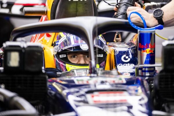 Isack Hadjar en combinaison Red Bull Racing dans le paddock de Formule 1.