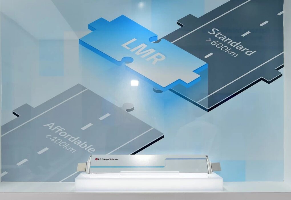 Une grande cellule de batterie LMR développée par LG Energy Solution dans un laboratoire.