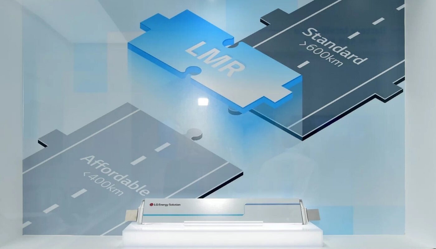 Une grande cellule de batterie LMR développée par LG Energy Solution dans un laboratoire.