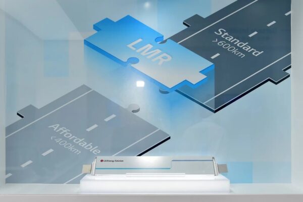 Une grande cellule de batterie LMR développée par LG Energy Solution dans un laboratoire.