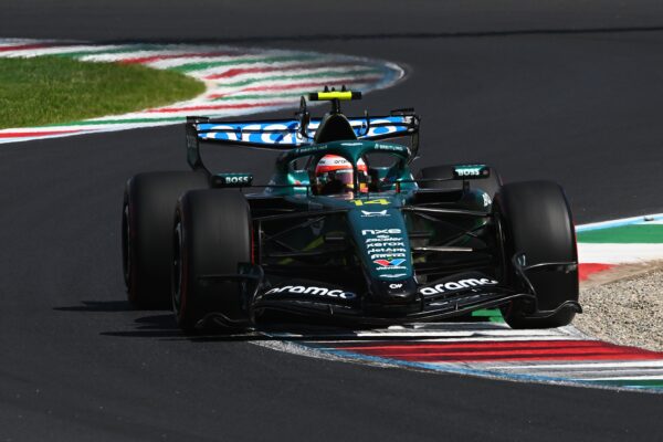 Fernando Alonso au volant de son Aston Martin sur le circuit de Monza.