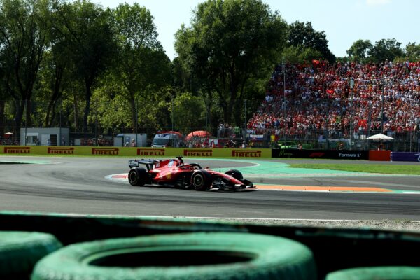 Charles Leclerc au volant de sa Ferrari lors du Grand Prix d’Italie à Monza.