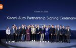 Un véhicule électrique Xiaomi Auto présenté dans un hall d’exposition.