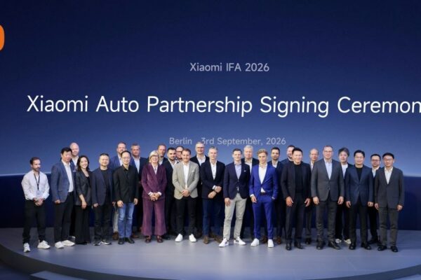 Un véhicule électrique Xiaomi Auto présenté dans un hall d’exposition.
