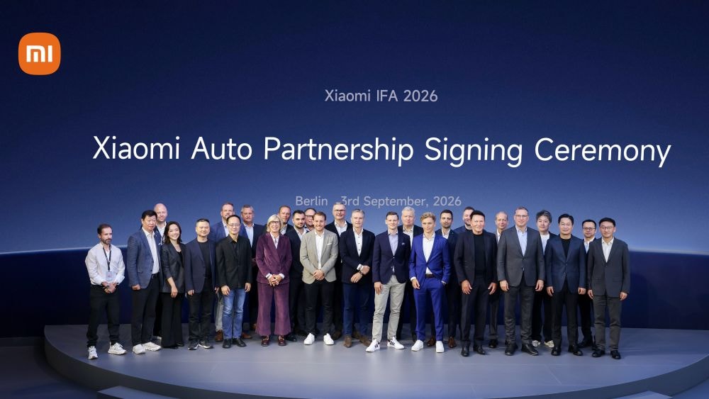 Un véhicule électrique Xiaomi Auto présenté dans un hall d’exposition.