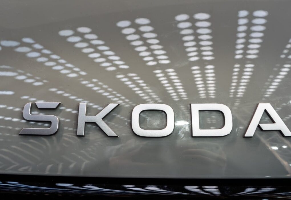 Les logos de JSW Group et Volkswagen illustrant leur projet de coentreprise en Inde.