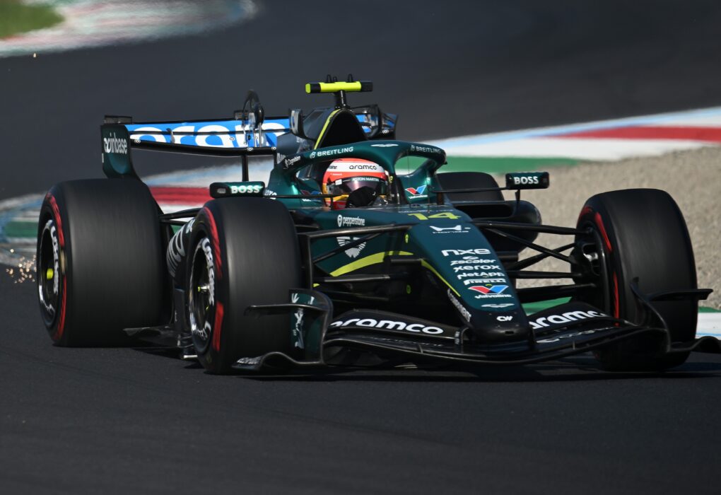 Fernando Alonso, pilote Aston Martin, dans le paddock de Formule 1.