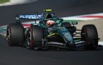 Fernando Alonso, pilote Aston Martin, dans le paddock de Formule 1.