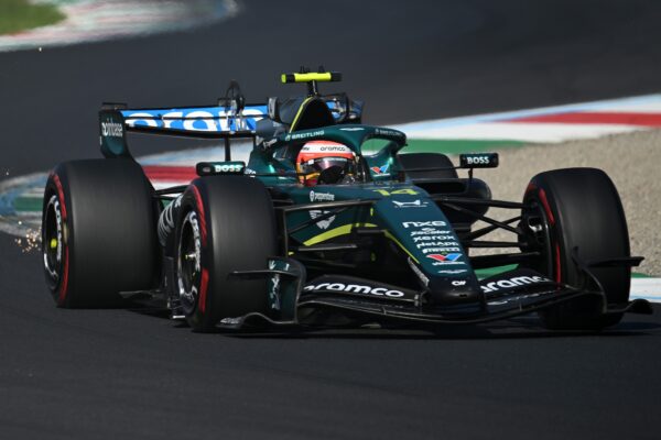 Fernando Alonso, pilote Aston Martin, dans le paddock de Formule 1.