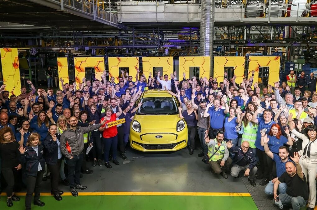 Un Ford Puma Black Edition avec ses jantes de 18 pouces et ses éléments de carrosserie noirs.