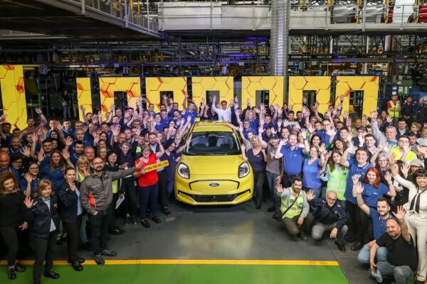 Un Ford Puma Black Edition avec ses jantes de 18 pouces et ses éléments de carrosserie noirs.