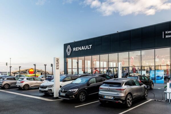 Une concession automobile allemande illustrant les difficultés des groupes de distribution König et Wahl.