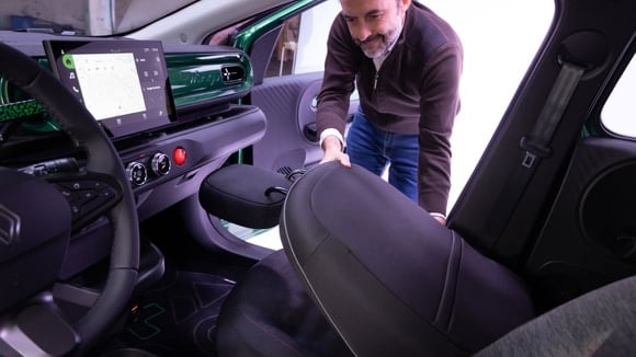 La Renault Twingo en finition Techno dispose en série d'un siège passager dont le dossier se rabat à plat. Cette configuration permet de charger un objet long de 2 mètres. © Renault