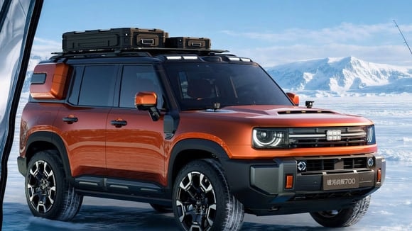 Horse dévoile le B20, un moteur hybride de 248 ch capable de fonctionner sous 1,10 m d’eau, déjà disponible dans un 4x4 hybride rechargeable. © Geely