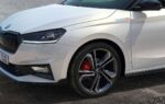Des voitures thermiques et électriques de plusieurs constructeurs européens alignées.