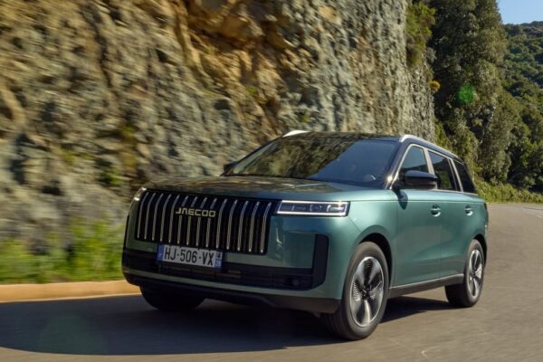 Des voitures importées de Chine illustrant le poids de l’automobile dans le commerce extérieur français.