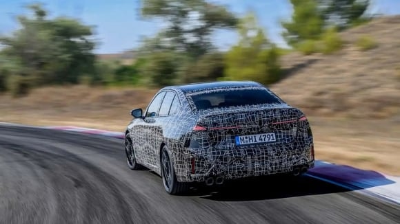 En conservant son six cylindres, la future Série 3 cherche encore à rallier les puristes de la marque. © BMW