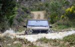 Un Mercedes Classe G engagé dans un passage d’eau profond.