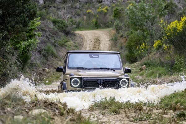 Un Mercedes Classe G engagé dans un passage d’eau profond.