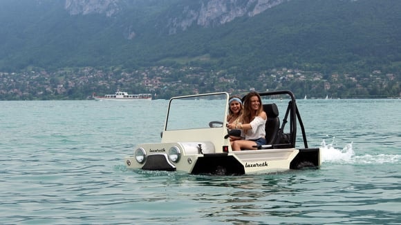 Seules des petites entreprises osaient encore proposer des véhicules vraiment amphibie au grand public comme la réinterprétation de la Mini Moke par Lazareth. © Lazareth