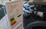 Un véhicule d’occasion exposé chez un revendeur dont les annonces pourraient être tarifées par intelligence artificielle.