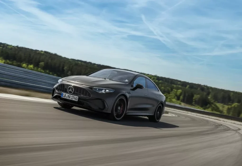 La Mercedes-AMG CLA 45 4MATIC+ électrique, une berline sportive développant 680 ch.