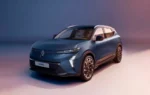 Le Renault Scénic E-Tech electric 2026 vu de trois quarts avec sa silhouette de SUV familial.