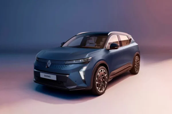 Le Renault Scénic E-Tech electric 2026 vu de trois quarts avec sa silhouette de SUV familial.