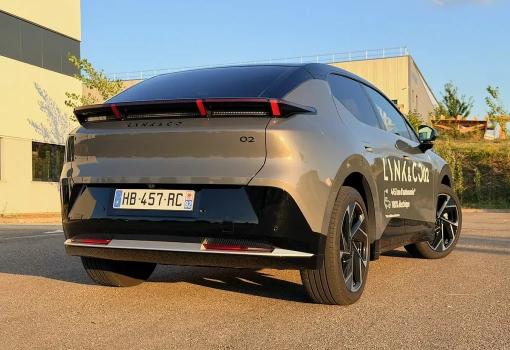 Le SUV coupé électrique Lynk & Co 02 présenté de trois quarts.