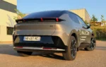 Le SUV coupé électrique Lynk & Co 02 présenté de trois quarts.