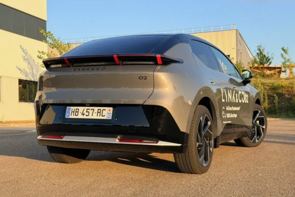 Le SUV coupé électrique Lynk & Co 02 présenté de trois quarts.