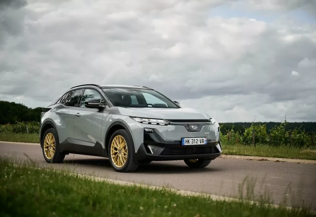 Le Subaru Uncharted 2026, SUV électrique compact, vu de trois quarts avant.