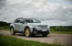 Le Subaru Uncharted 2026, SUV électrique compact, vu de trois quarts avant.