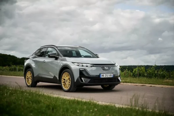 Le Subaru Uncharted 2026, SUV électrique compact, vu de trois quarts avant.