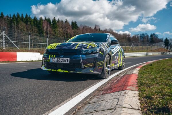 Une Opel Corsa électrique actuelle présentée de trois quarts.