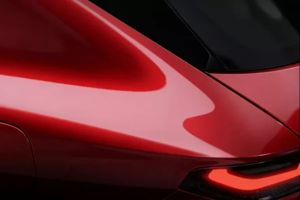 Vue partielle de la poupe du futur SUV compact Alfa Romeo encore dissimulé.