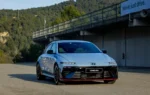 La berline électrique sportive Hyundai IONIQ 6 N évoluant sur un circuit.