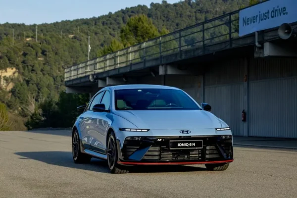 La berline électrique sportive Hyundai IONIQ 6 N évoluant sur un circuit.