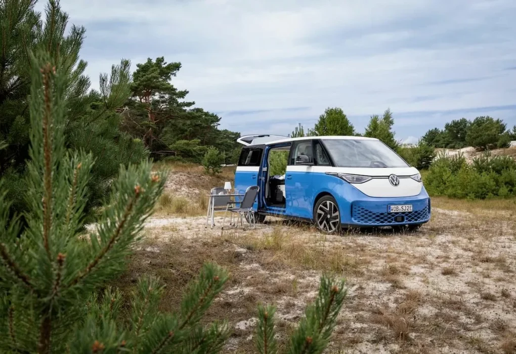Le Volkswagen ID. California Cruise présenté avec son couchage et ses équipements de camping.