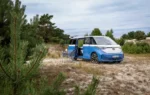 Le Volkswagen ID. California Cruise présenté avec son couchage et ses équipements de camping.