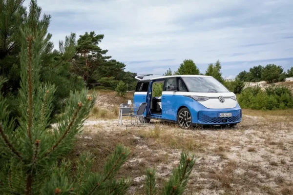 Le Volkswagen ID. California Cruise présenté avec son couchage et ses équipements de camping.